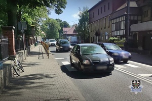 Na zdjęciu samochód, który potrącił pieszego na przejściu dla pieszych.