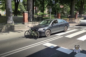 Na zdjęciu samochód, który potrącił pieszego na przejściu dla pieszych.
