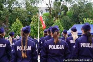 Na zdjęciu policjanci podczas uroczyści - inne ujęcie