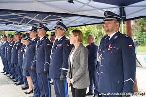 Na zdjęciu policjanci podczas uroczyści - inne ujęcie