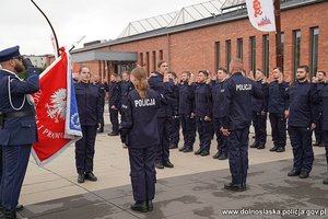 Na zdjęciu policjanci podczas uroczyści - inne ujęcie