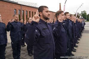 Na zdjęciu policjanci składający ślubowanie