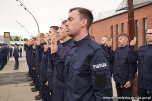 Na zdjęciu policjanci składający ślubowanie  - inne ujęcie