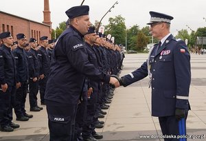 Na zdjęciu policjanci podczas uroczyści odbierają gratulacje od Komendanta Wojewódzkiego Policji we Wrocławiu