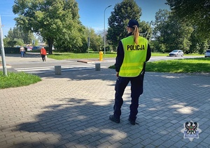 Na zdjęciu policjantka w rejonie przejścia dla pieszych przy szkole podstawowej.