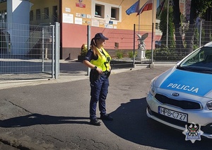 Na zdjęciu policjantka w rejonie przejścia dla pieszych przy szkole podstawowej.
