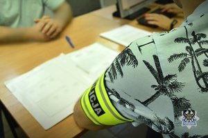 Na zdjęciu policjanci sporządzają dokumentację służbową.
