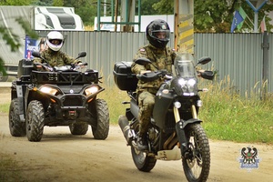Na zdjęciu wojskowy motocyklista i kierujący quadem.