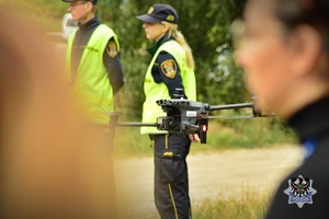 Na zdjęciu służby ratownicze oraz dron.