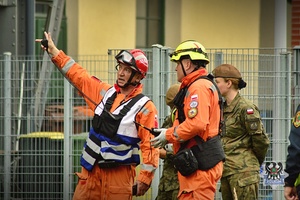 Na zdjęciu służby ratownicze oraz pozoranci podczas ćwiczeń dowódczo-sztabowych Wałbrzych 23.