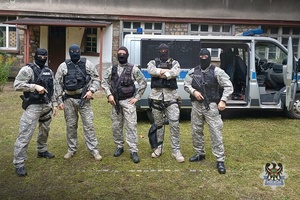 Na zdjęciu policjanci biorący udział w odbiciu zakładników z rąk przestępców.
