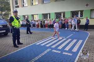 Na zdjęciu policjanci wspólnie z dziećmi podczas akcji Bezpieczna droga do szkoły.