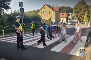 Na zdjęciu policjanci wspólnie z dziećmi podczas akcji Bezpieczna droga do szkoły.
