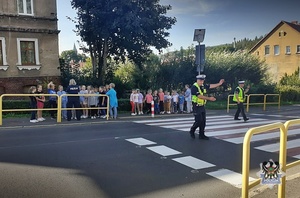 Na zdjęciu policjanci wspólnie z dziećmi podczas akcji Bezpieczna droga do szkoły.