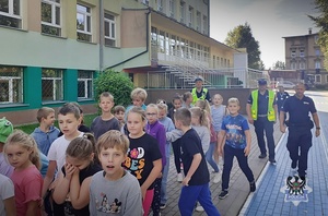 Na zdjęciu policjanci wspólnie z dziećmi podczas akcji Bezpieczna droga do szkoły.