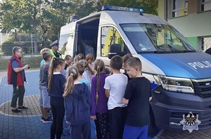Na zdjęciu policjanci wspólnie z dziećmi podczas akcji Bezpieczna droga do szkoły.