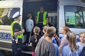 Na zdjęciu policjanci wspólnie z dziećmi podczas akcji Bezpieczna droga do szkoły.