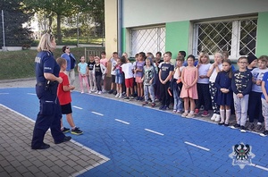 Na zdjęciu policjanci wspólnie z dziećmi podczas akcji Bezpieczna droga do szkoły.