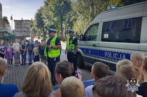 Na zdjęciu policjanci wspólnie z dziećmi podczas akcji Bezpieczna droga do szkoły.