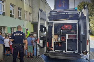 Na zdjęciu policjanci wspólnie z dziećmi podczas akcji Bezpieczna droga do szkoły.