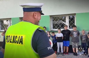 Na zdjęciu policjanci wspólnie z dziećmi podczas akcji Bezpieczna droga do szkoły.