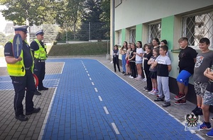 Na zdjęciu policjanci wspólnie z dziećmi podczas akcji Bezpieczna droga do szkoły.