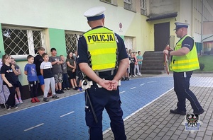Na zdjęciu policjanci wspólnie z dziećmi podczas akcji Bezpieczna droga do szkoły.