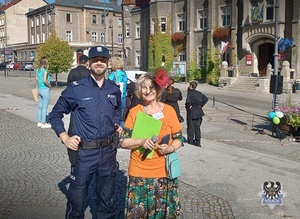 Wałbrzyscy policjanci korzystają z okazji inauguracji senioraliów i prowadzą pogadanki z mieszkańcami o bezpieczeństwie