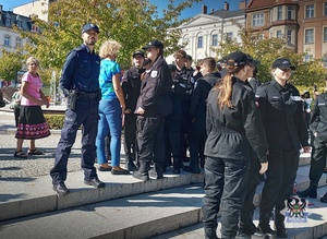 Na zdjęciu policjant w trakcie otwarcie wałbrzyskich senioraliów.