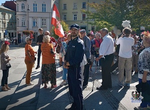 Na zdjęciu policjant w trakcie otwarcie wałbrzyskich senioraliów.