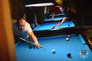 Na zdjęciu zawodnik podczas gry przy stole bilardowym.