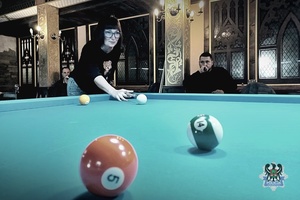 Na zdjęciu zawodnik podczas gry przy stole bilardowym.