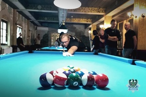 Na zdjęciu zawodnik podczas gry przy stole bilardowym.