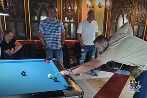 Na zdjęciu zawodnik podczas gry przy stole bilardowym.