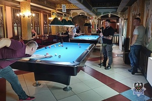 Na zdjęciu zawodnik podczas gry przy stole bilardowym.