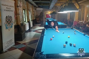 Na zdjęciu zawodnik przy stole bilardowym.