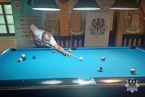 Na zdjęciu zawodnik przy stole bilardowym.