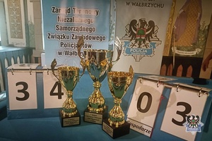 Na zdjęciu puchary dla najlepszych zawodników.