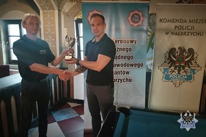 Na zdjęciu zdobywca miejsca na podium odbiera puchar.