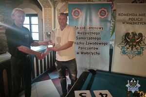 Na zdjęciu zdobywca miejsca na podium odbiera puchar.