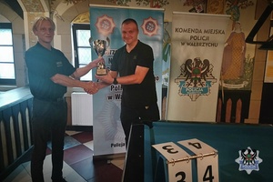 Na zdjęciu zdobywca miejsca na podium odbiera puchar.