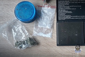 Na zdjęciu zabezpieczone narkotyki w postaci marihuany i amfetaminy.