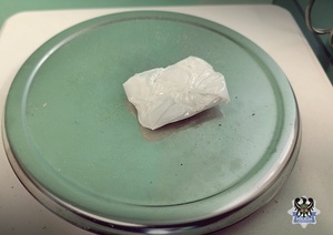 Na zdjęciu zawiniątko z amfetaminą.