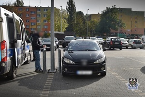 Na zdjęciu samochód osobowy, który brał udział w zdarzeniu.