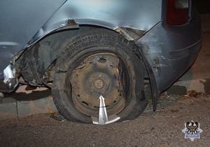 Na zdjęciu koło uszkodzonego pojazdu.