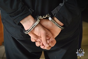 Sprawca usiłowania kradzieży z włamaniem do sklepu w rękach boguszowskich policjantów