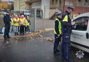 Na zdjęciu policjanci oraz dzieci podczas akcji na ul. Wańkowicza w Wałbrzychu.