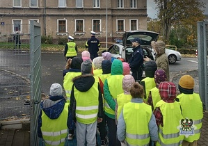 Na zdjęciu policjanci oraz dzieci podczas akcji na ul. Wańkowicza w Wałbrzychu.