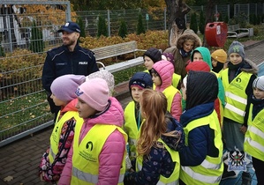 Na zdjęciu policjanci oraz dzieci podczas akcji na ul. Wańkowicza w Wałbrzychu.