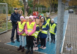 Na zdjęciu policjanci oraz dzieci podczas akcji na ul. Wańkowicza w Wałbrzychu.